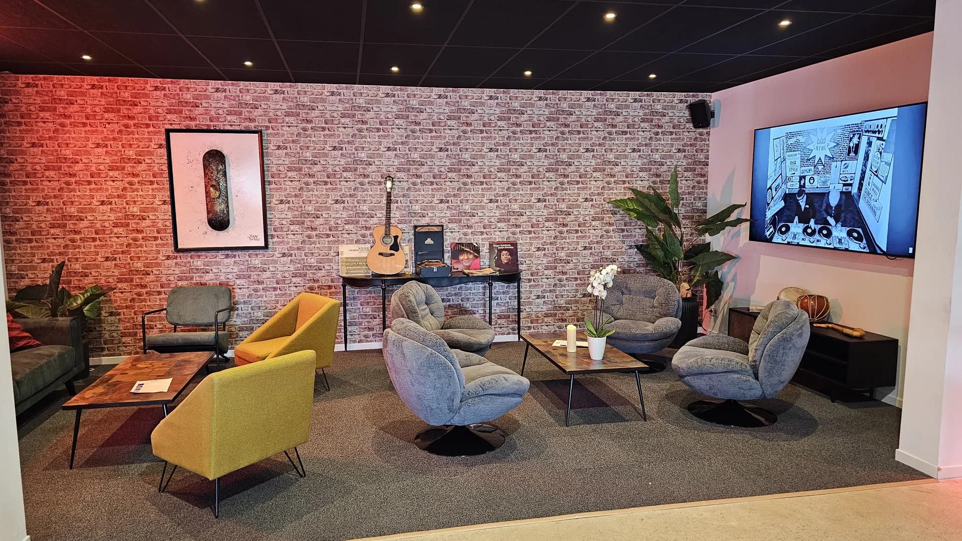 Salon lounge & écran géant